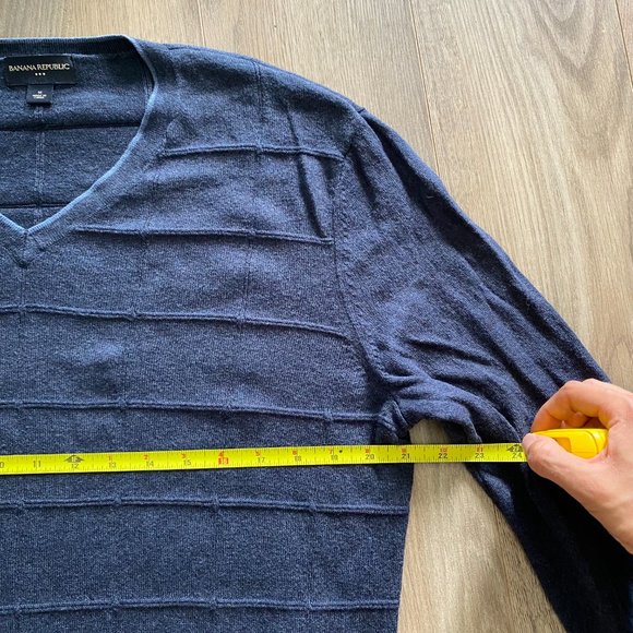 Banana Republic Navy Thin-Knit V-Neck Sweater - Picture 4 of 10